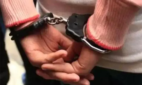 செல்லகெரேவில்  அரசு பஸ் கண்டக்டரை தாக்கிய 4 பேர் கைது