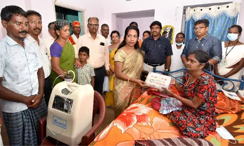 சுவாச கோளாறு பாதித்த பெண்ணின் வீட்டுக்கு சென்று உதவிய கலெக்டர் சுவாச கோளாறு பாதித்த பெண்ணின் வீட்டுக்கு சென்று உதவிய கலெக்டர்