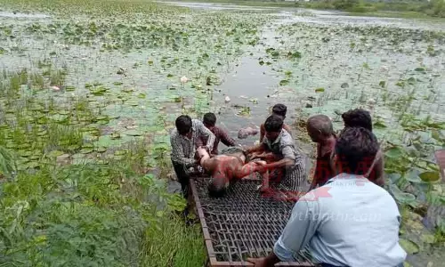 ஏரியில் மூழ்கிய 2 பேர் பிணமாக மீட்பு