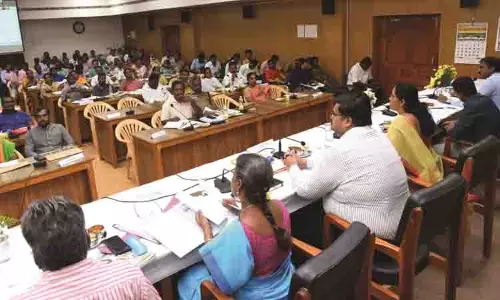 அனைத்து திட்ட பணிகளையும் விரைவாக செயல்படுத்த வலியுறுத்தல்