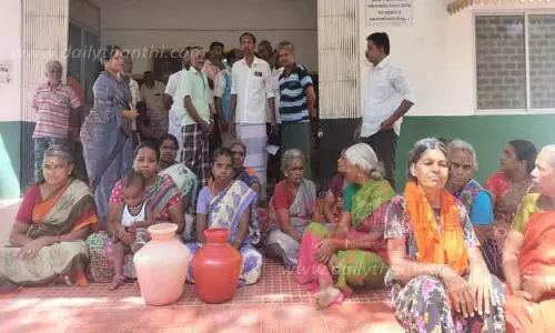 குடிநீர் கேட்டு நகராட்சி அலுவலகத்தை பொதுமக்கள் முற்றுகை குடிநீர் கேட்டு நகராட்சி அலுவலகத்தை பொதுமக்கள் முற்றுகை