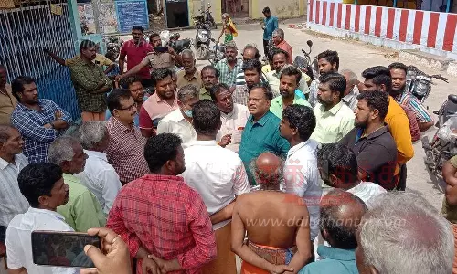 தோவாளை சுப்பிரமணியசாமி கோவிலுக்கு செல்லும் நடைபாதையில் அமைத்த மேற்கூரையை அகற்ற வந்த அதிகாரிகள்