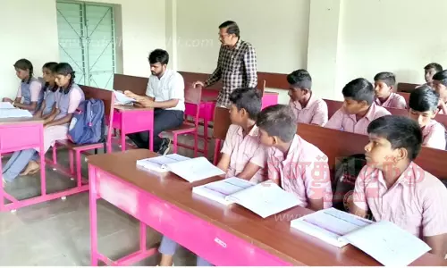 மாணவ-மாணவிகளுடன் அமர்ந்து கணித பாடத்தை கவனித்த கலெக்டர்