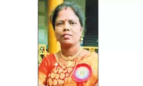 லாரி சக்கரத்தில் சிக்கி பள்ளி ஆசிரியை பலி: கணவர் கண் எதிரே பரிதாபம் லாரி சக்கரத்தில் சிக்கி பள்ளி ஆசிரியை பலி: கணவர் கண் எதிரே பரிதாபம்