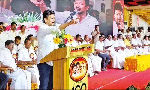 மத்திய அரசின் மிரட்டலுக்கு தி.மு.க. கிளைச் செயலாளர்கள் கூட பயப்பட மாட்டார்கள் -அமைச்சர் பேச்சு