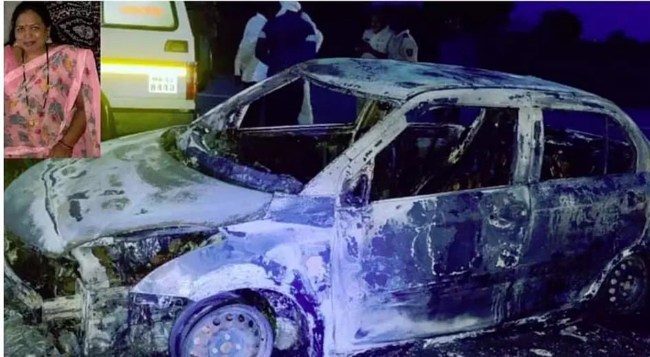 வேன் மோதிய விபத்தில் கார் தீப்பிடித்து எரிந்து பெண் கருகிச் சாவு - கணவர் கண் முன்னே சோகம் வேன் மோதிய விபத்தில் கார் தீப்பிடித்து எரிந்து பெண் கருகிச் சாவு - கணவர் கண் முன்னே சோகம்