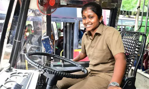 கனிமொழியை  சந்தித்த சிறிது நேரத்தில் கோவை முதல் பெண் பஸ் ஓட்டுநர் ஷர்மிளா திடீர் ராஜினாமா