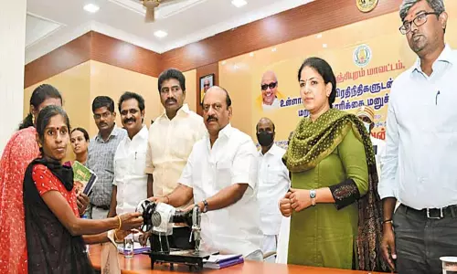 காஞ்சீபுரத்தில் உள்ளாட்சி பிரதிநிதிகளுடன் கலந்துரையாடல், பயனாளிகளுக்கு நலத்திட்ட உதவிகள்