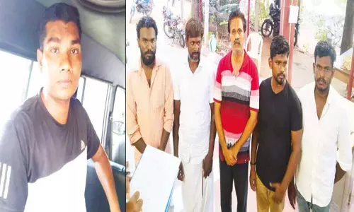 சென்னை திருவேற்காட்டில் கத்திமுனையில் ராப் இசை கலைஞர் காரில் கடத்தல்; புதுக்கோட்டை அருகே மீட்பு சென்னை திருவேற்காட்டில் கத்திமுனையில் ராப் இசை கலைஞர் காரில் கடத்தல்; புதுக்கோட்டை அருகே மீட்பு