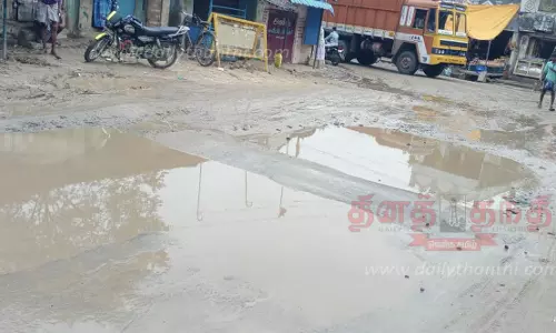 சேறும், சகதியுமான சாலையை சீரமைக்க வேண்டும்
