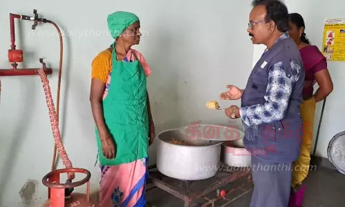 பெரியாம்பட்டியில் அரசு பள்ளி சத்துணவு மையங்களில் உணவு பாதுகாப்புத்துறை அலுவலர்கள் ஆய்வு பெரியாம்பட்டியில் அரசு பள்ளி சத்துணவு மையங்களில் உணவு பாதுகாப்புத்துறை அலுவலர்கள் ஆய்வு