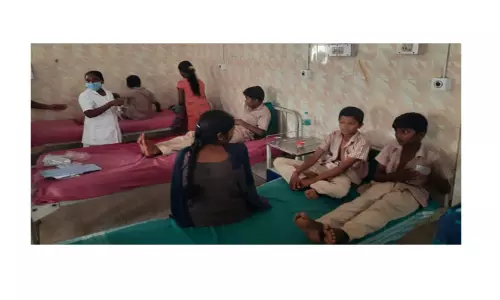 அரசு பள்ளியில் மதிய உணவு சாப்பிட்ட 19 மாணவர்களுக்கு திடீர் வாந்தி-வயிற்று வலி