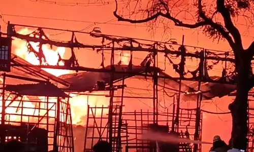 திருப்பூர் காதர்பேட்டை பனியன் பஜாரில் இரவில் ஏற்பட்ட பயங்கர தீ விபத்தில் 50 பனியன் கடைகள் எரிந்து நாசமானது. சேதமதிப்பு பல கோடி ரூபாய் இருக்கும் என்று கூறப்படுகிறது.