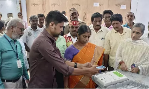 வாக்குப்பதிவு எந்திரங்களை ஸ்கேன் செய்து மென்பொருளில் பதிவேற்றம் வாக்குப்பதிவு எந்திரங்களை ஸ்கேன் செய்து மென்பொருளில் பதிவேற்றம்