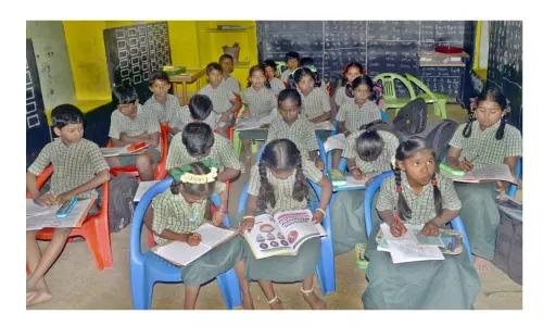 ஜல்லிப்பட்டி அரசு பள்ளியில் ஒரே வகுப்பறையில் 3 வகுப்பு மாணவர்களும் படிக்கும் பரிதாப நிலை