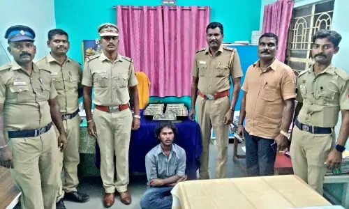 ஓய்வு பெற்ற ரெயில்வே ஊழியரிடம் ரூ.5 லட்சம் திருடிய வாலிபர் கைது ஓய்வு பெற்ற ரெயில்வே ஊழியரிடம் ரூ.5 லட்சம் திருடிய வாலிபர் கைது