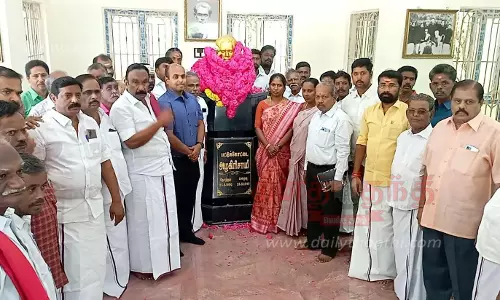 அழகிரிசாமி சிலைக்கு கலெக்டர் மாலை அணிவித்து மரியாதை அழகிரிசாமி சிலைக்கு கலெக்டர் மாலை அணிவித்து மரியாதை