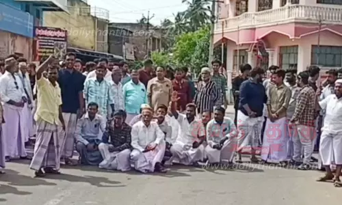 வேகத்தடை அமைக்கக்கோரி கிராம மக்கள் சாலைமறியல்