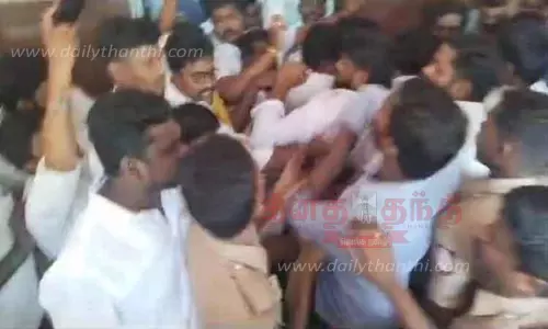 தனியார் பள்ளியில் இருதரப்பினர் மோதல்; போலீசார் குவிக்கப்பட்டதால் பரபரப்பு