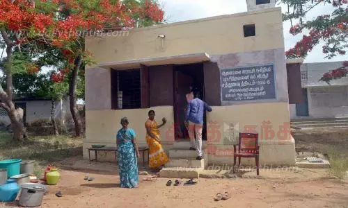 மின்சாரம் இல்லாத சமையல் கூடம்...துர்நாற்றம் வீசும் கழிப்பிடம்