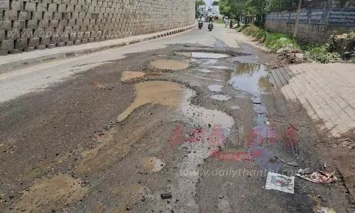 பல்லாங்குழி ஆட வைக்கும் சர்வீஸ் சாலை