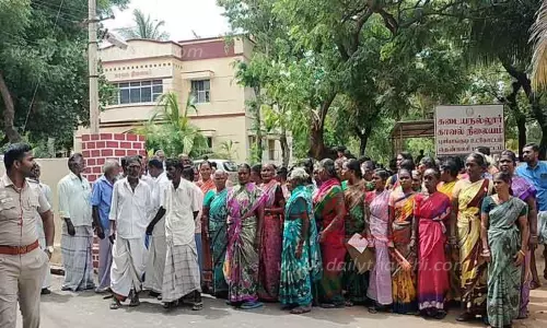 கோவில் கட்டவிடாமல் தடுப்பவர்கள் மீது நடவடிக்கை எடுக்க வேண்டும்-போலீஸ் நிலையத்தில் பொதுமக்கள் மனு