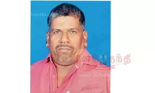 ஆட்டோ மீது லாரி மோதி டிரைவர் பலி ஆட்டோ மீது லாரி மோதி டிரைவர் பலி