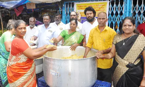 வளர்பிறை சஷ்டியையொட்டி பக்தர்களுக்கு அன்னதானம்