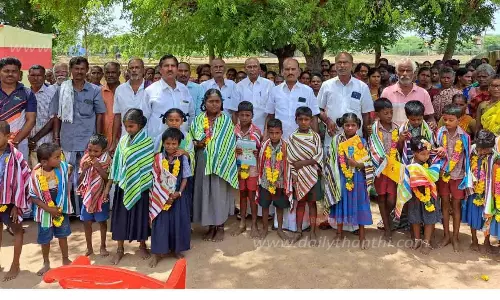 மாணவ-மாணவிகளுக்கு மாலை, சால்வை அணிவித்து பள்ளிக்கு அனுப்பிய பெற்றோர்