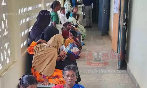 கீழக்கரை அரசு ஆஸ்பத்திரியில் எக்ஸ்ரே எடுக்க நோயாளிகள் காத்திருக்கும் நிலை கீழக்கரை அரசு ஆஸ்பத்திரியில் எக்ஸ்ரே எடுக்க நோயாளிகள் காத்திருக்கும் நிலை