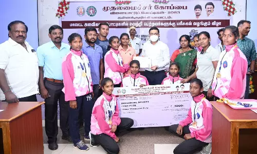 முதல்-அமைச்சர் கோப்பைக்கான போட்டிகளில் வெற்றி பெற்ற 1,187 பேருக்கு பரிசு: கலெக்டர் ஷ்ரவன் குமார் வழங்கினார்