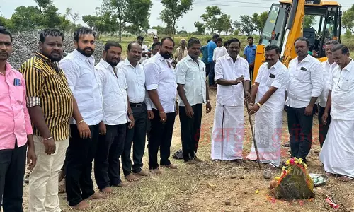 மாரியம்பட்டியில் ரூ.16 லட்சத்தில் தார்சாலை அமைக்க பூமி பூஜை மாரியம்பட்டியில் ரூ.16 லட்சத்தில் தார்சாலை அமைக்க பூமி பூஜை