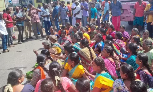 டாஸ்மாக் கடையை மூட வலியுறுத்தி பொதுமக்கள் அமைச்சரின் காரை முற்றுகையிட்டதுடன் சாலை மறியல்