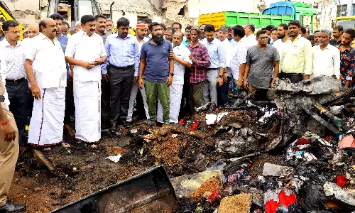 தீ விபத்தில் தீக்கிரையான பனியன் பஜார் பகுதியை அமைச்சர் மு.பெ.சாமிநாதன் ஆய்வு தீ விபத்தில் தீக்கிரையான பனியன் பஜார் பகுதியை அமைச்சர் மு.பெ.சாமிநாதன் ஆய்வு