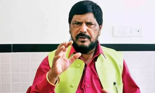 மக்கள் ஆதரவு அமோகமாக இருப்பதால் எத்தனை கட்சிகள் ஒன்றாக இணைந்தாலும் மோடியை வீழ்த்த முடியாது - மத்திய மந்திரி ராம்தாஸ் அத்வாலே மக்கள் ஆதரவு அமோகமாக இருப்பதால் எத்தனை கட்சிகள் ஒன்றாக இணைந்தாலும் மோடியை வீழ்த்த முடியாது - மத்திய மந்திரி ராம்தாஸ் அத்வாலே