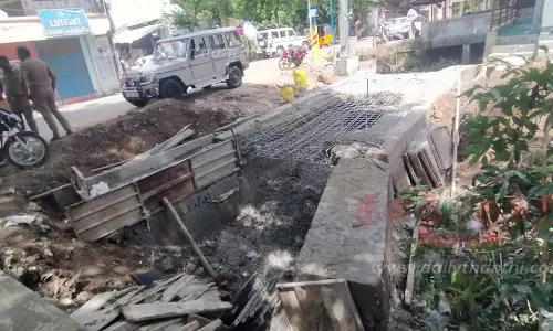 வடிகால் வாய்க்கால் பாலத்தின் கான்கிரீட் தளம் இடிந்து விழுந்தது