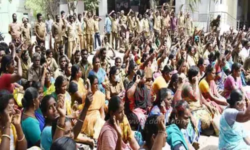 2-வது நாளாக தூய்மை பணியாளர்கள்  காத்திருப்பு போராட்டம்