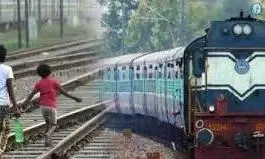 ரெயில்களை பார்க்கும் ஆசையில் வீட்டை விட்டு வெளியே வந்து வழி தெரியாமல் தவித்த சிறுவர்கள் - போலீசார் மீட்டு பெற்றோரிடம் ஒப்படைத்தனர்