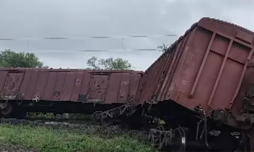 மேற்கு வங்கத்தில் சரக்கு ரெயில் விபத்து: 14 ரெயில் சேவைகள் தற்காலிகமாக ரத்து
