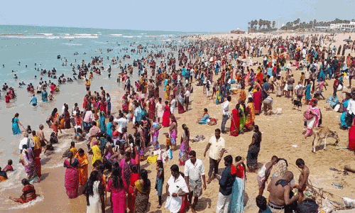 விடுமுறை தினத்தையொட்டி, திருச்செந்தூர் சுப்பிரமணியசுவாமி கோயிலில் குவிந்த பக்தர்கள்! விடுமுறை தினத்தையொட்டி, திருச்செந்தூர் சுப்பிரமணியசுவாமி கோயிலில் குவிந்த பக்தர்கள்!