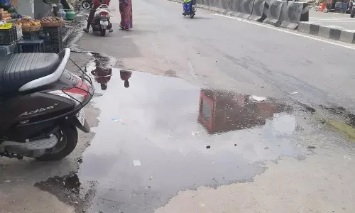 குளம் போல் தேங்கி நிற்கும் கழிவுநீர்