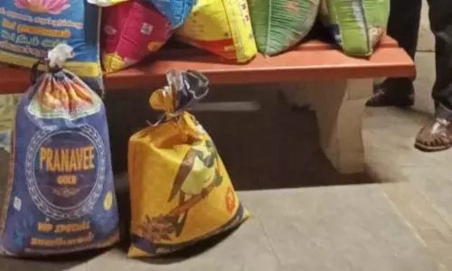 ரேஷன் அாிசி கடத்திய 2 பெண்கள் கைது