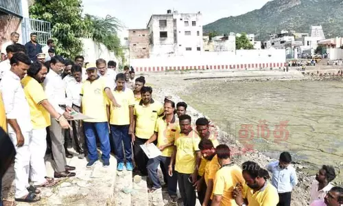 அய்யங்குளத்தை தூர்வாரி சீரமைக்கும் பணிகள் தொடங்கின