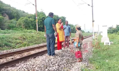 தண்டவாளத்தில் வைக்கப்பட்ட கான்கிரீட் கல் மீது காவேரி எக்ஸ்பிரஸ் ரெயில் மோதல்