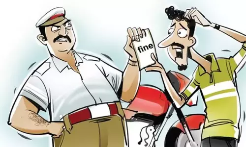 லஞ்சம் கொடுக்காததால் ஆன்லைன் அபராதம் விதித்ததுடன் லாரி உரிமையாளரை தாக்கிய போலீஸ் இன்ஸ்பெக்டர் மீது நடவடிக்கை