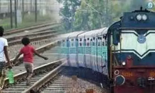 ரெயில்களை பார்க்கும் ஆசையில் வீட்டை விட்டு வெளியே வந்து வழி தெரியாமல் தவித்த சிறுவர்கள் - போலீசார் மீட்டு பெற்றோரிடம் ஒப்படைத்தனர்