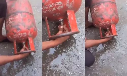 உ.பி.: சமையல் கியாஸ் சிலிண்டரில் இருந்து கசிந்த நீர்; காங்கிரஸ் வெளியிட்ட பரபரப்பு வீடியோ