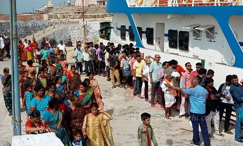 கன்னியாகுமரியில் குவிந்த சுற்றுலா பயணிகள்