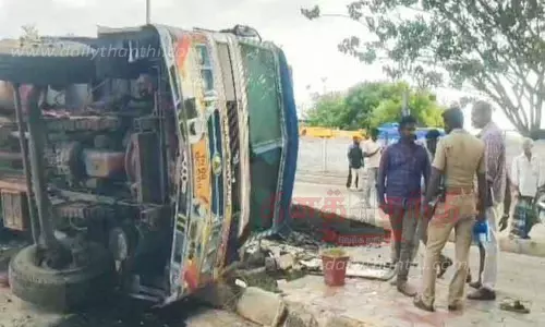 கார் மீது மோதிய லாரி கவிழ்ந்தது