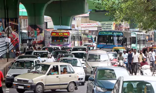 போக்குவரத்து நெரிசலில் சிக்கி தவிக்கும் வாகன ஓட்டிகள்